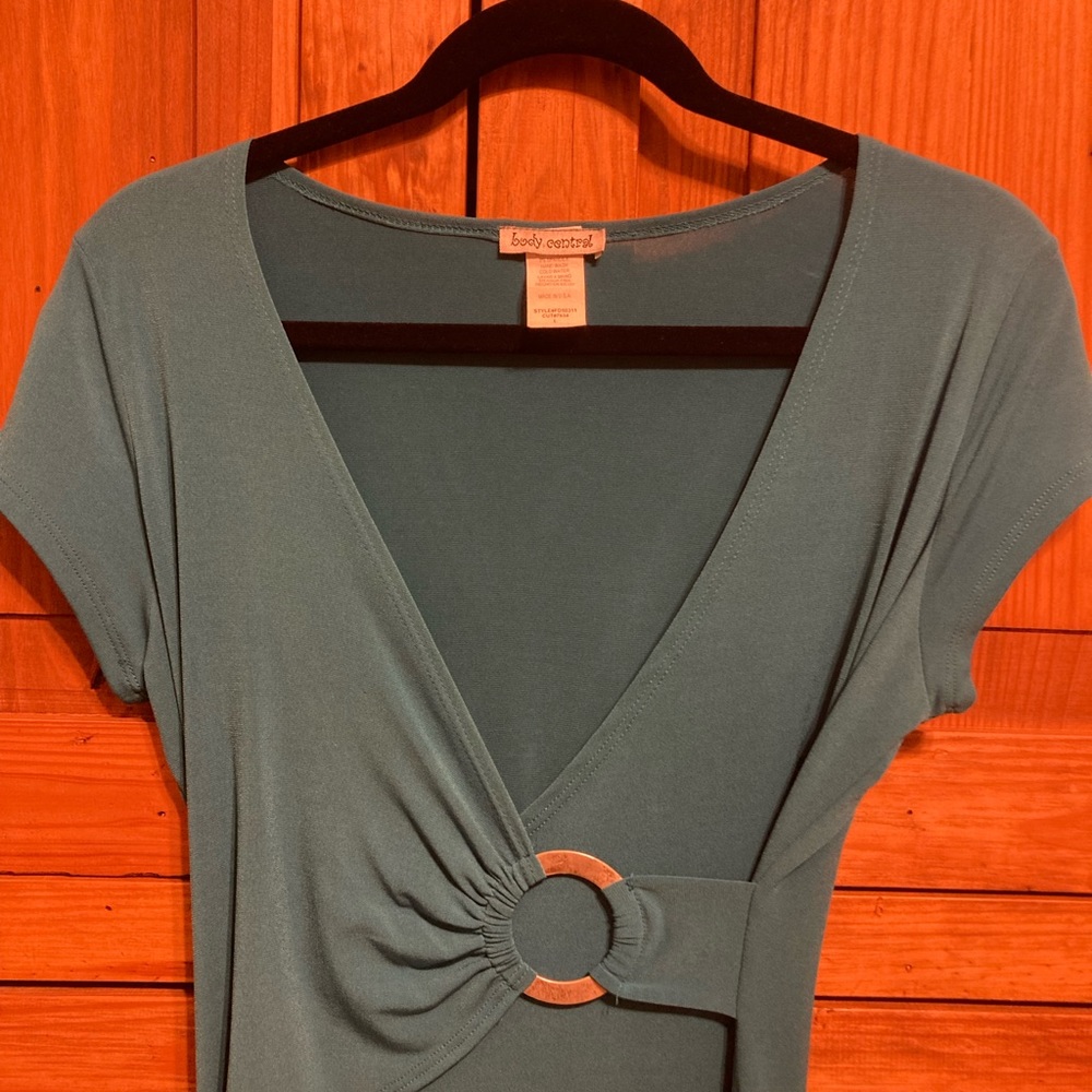 Very flattering Dress!